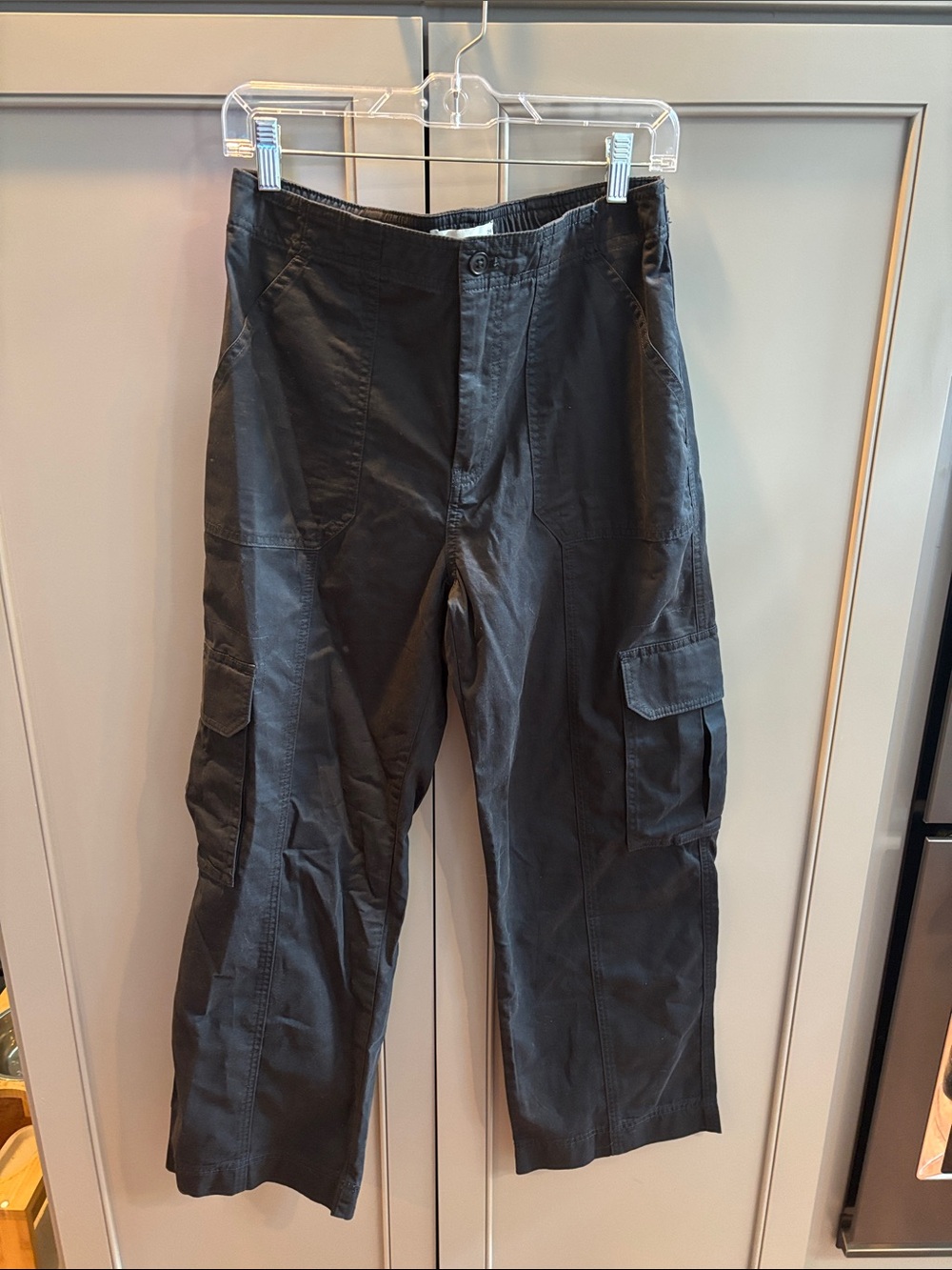 Woman’s Abercrombie & Fitch low rise black cargo pants Sz29